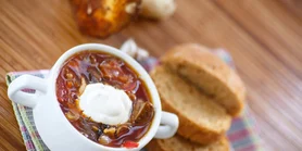 Пісний і традиційний: рецепт борщу з грибами та квасолею на буряковому квасі