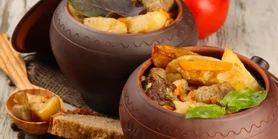 Гуцульское жаркое: рецепт куриного рагу с галушками, дерунами и подливкой