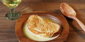 Завтрак Средневековья: рецепт гренок с миндальным молоком и вином