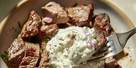 Говядина с чесночным соусом: старинный трансильванский рецепт из 16 века