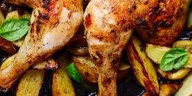 Запеченная курица с пряным маслом, золотистым картофелем и тосканским салатом: хрустящее наслаждение