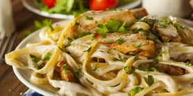 Дануазьке курча з вершковим соусом до макаронів - улюблений рецепт королеви Марії