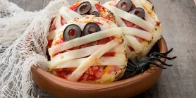 К ужасно вкусному Хэллоуину: самый простой рецепт праздничной мини-пиццы
