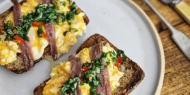 З Джентльменським релішем: рецепт улюблених тостів Королеви-матері