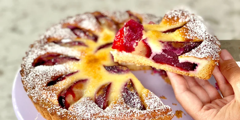 Со сметанной заливкой: рецепт сливово-сливочного пирога