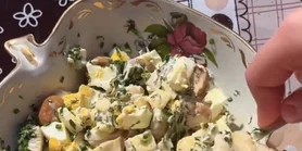 Салат из маринованных белых грибов, яйца и «резаков»: рецепт от участницы МастерШеф