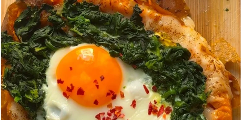Збалансований сніданок: яєчня-глазунья зі шпинатом у "човнику" з батату