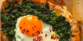 Збалансований сніданок: яєчня-глазунья зі шпинатом у "човнику" з батату