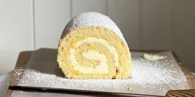 Краще, ніж у магазині: швидкий бісквітний рулет на згущеному молоці