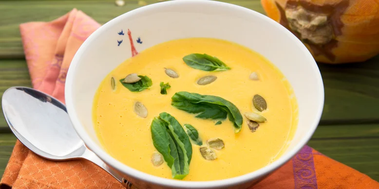 По-осеннему и уютно: рецепт крем-супа из тыквы с базиликом