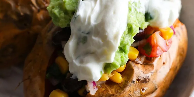 З індійськими прянощами: рецепт картоплі в мундирах з йогуртом та томатом