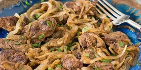 Куриная печень с луком: рецепт простого дополнения к ужину