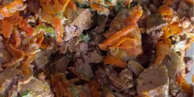 Салат из куриной печени с морковью и луком