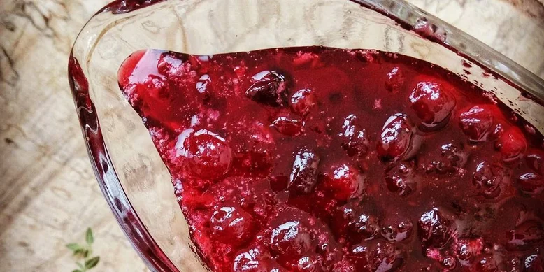 Идеальное дополнение к мясу и сыру. Рецепт клюквенного соуса к мясу