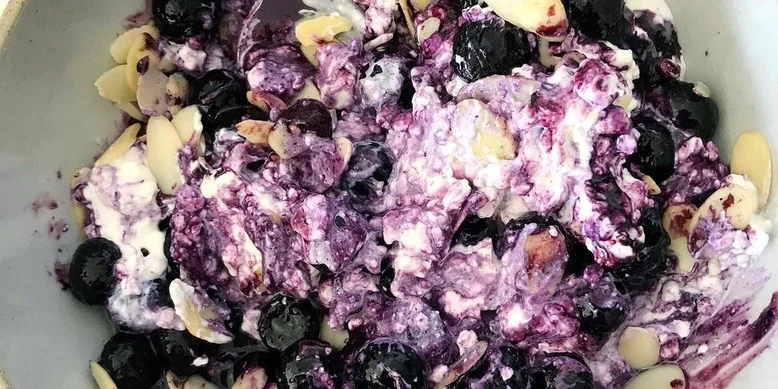 Сніданок за 5 хвилин: рецепт білкової солодкої тарілки з сиром