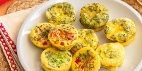 Кусень до кави: рецепт яєчних кексів з беконом та овочами