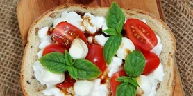 Хрусткий та вершковий: рецепт тоста з кисломолочним сиром та томатами