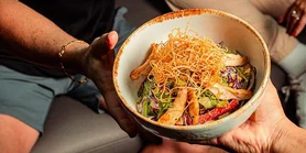 Вкусно как суши: рецепт салата с лососем, огурцом и авокадо