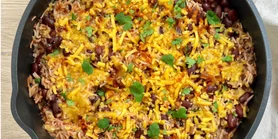 На одной сковороде: рецепт мексиканского плова с говяжьим фаршем и фасолью