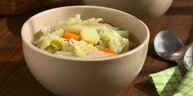 Рецепт картопляного супу з савойською капустою та беконом