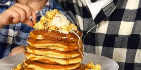 Пломбірні: панкейки з карамеллю і попкорном за рецептом Михайла Кацуріна