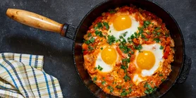 Марокканська яєчня з сиром: сніданок, який не набридне