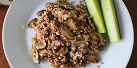 Гречка з грибами без світла: рецепт обіду з кашею