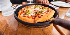 Піца на сковороді: найпростіший рецепт, коли вимикають світло