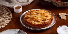 Можна приготувати без світла. Яблучний пиріг в сковороді