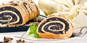 Рулет із маком та сливами: солодкий почастунок для довгих осінніх вечорів