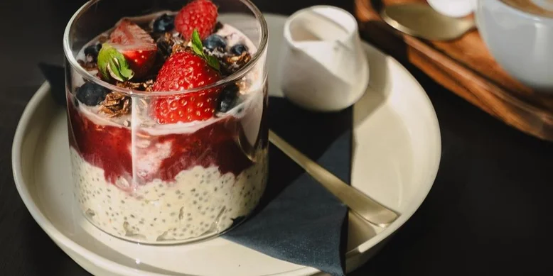 Солодкий і корисний сніданок: рецепт чізкейк-вівсянки з протеїном