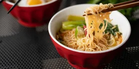 "Романтична вечеря за 30 гривень". Рамен з консервованою кукурудзою від Ектора Хіменеса-Браво