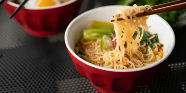 "Романтична вечеря за 30 гривень". Рамен з консервованою кукурудзою від Ектора Хіменеса-Браво