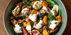 Салат с хурмой, шпинатом, буратой и клюквой: рецепт для витаминизации