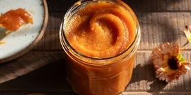 К салатам, десертам и мясу: рецепт соуса из хурмы