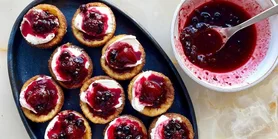 Супер ніжні: рецепт молочних тарталеток із вершковим кремом та ягодами