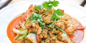 Салат из свинины с заправкой карри: пикантность по-тайски