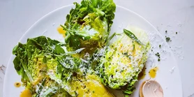 Свежий салат со сливочной заправкой из авокадо