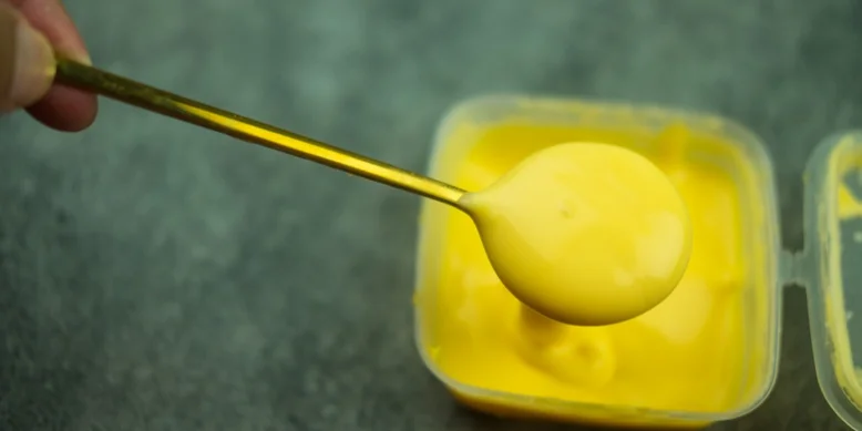 Збитий сир брі з медом і беконом: ідеально на сніданок до грінок або на святковий стіл