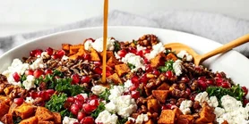 Без нього - не свято: рецепт розкішного салату з бататом, фетою та гранатом