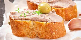 Не только со шпротами. Бутерброды с сардинами и маринованным луком на Новый год