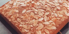 На праздник и в будни. Простой медовый пирог с миндалем