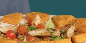 Рецепт теплого салата из тыквы и курицы: необычная изысканность