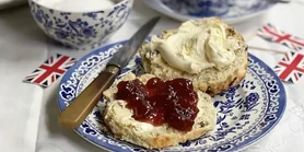 Рецепт королевских пекарей: британские традиционные булочки сконы с кремом и джемом