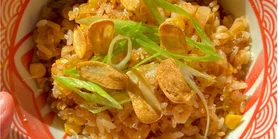 Раз-два и обед: рецепт жареного риса с кукурузой и майонезом от The NYT