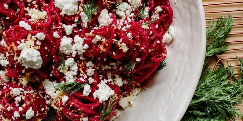 Розовая праздничная и свекольная: рецепт пасты для красивого ужина