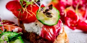 Гравлакс со свеклой: особенно яркий рецепт засоленной рыбы к праздникам — идеально к брускету