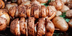 Праздничный «шашлык» из картофеля и сала: простой праздничный рецепт