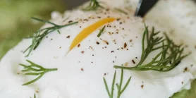 Рецепт яєць пашот у мікрохвильовці: вишукано і просто