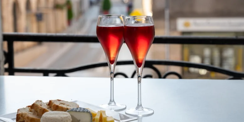 Праздничный бокал: рецепт коктейля  Кир Рояль для идеального настроения